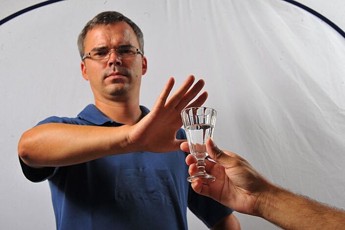 Parar de beber é uma maneira de parar de beber por conta própria