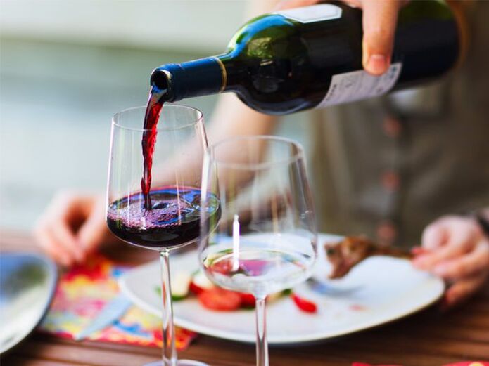 bebendo vinho e vacinando